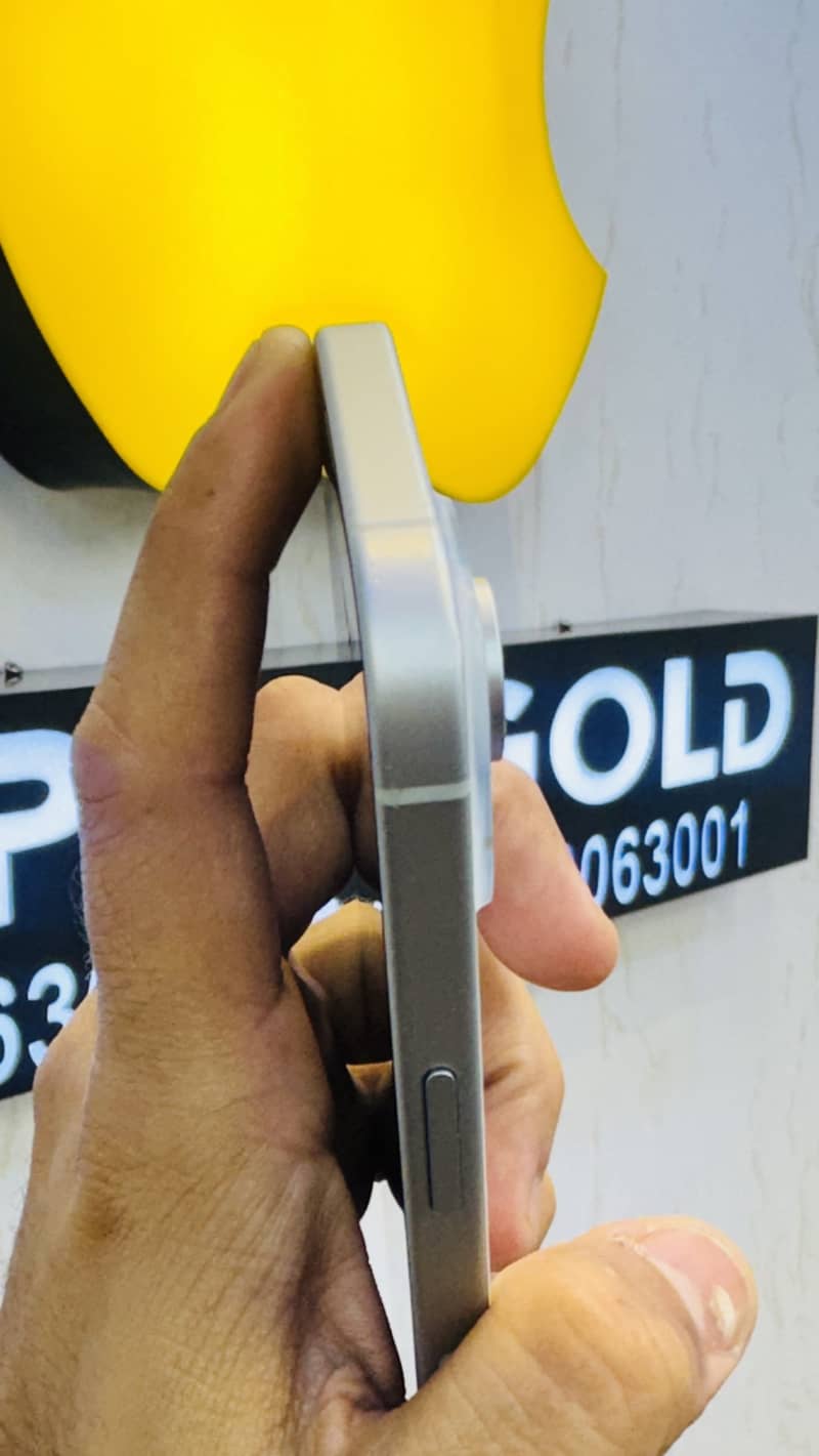 Apple iPhone 15 4
