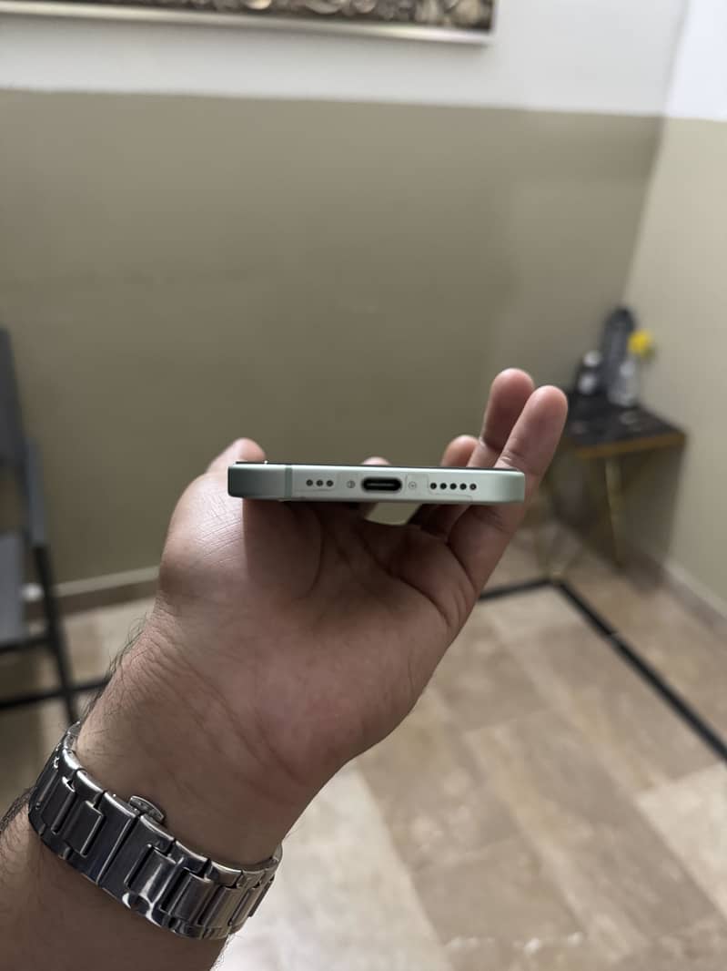Apple iPhone 15 4