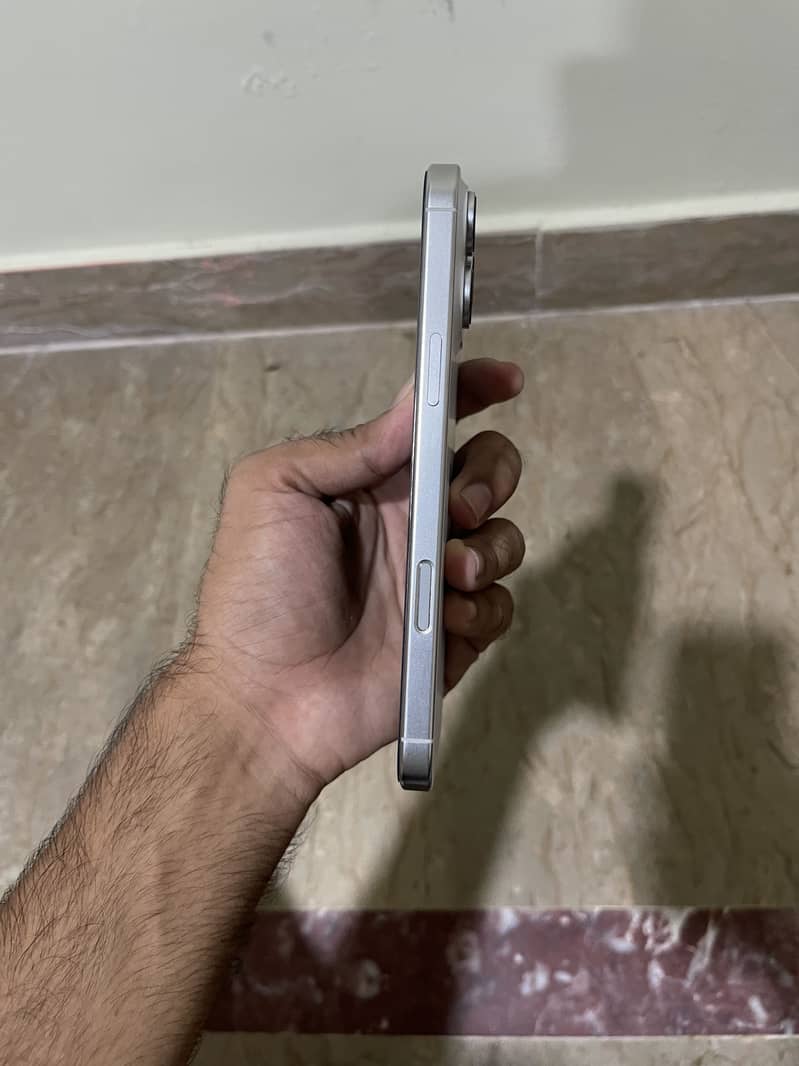 Apple iPhone 16 Pro Max 1
