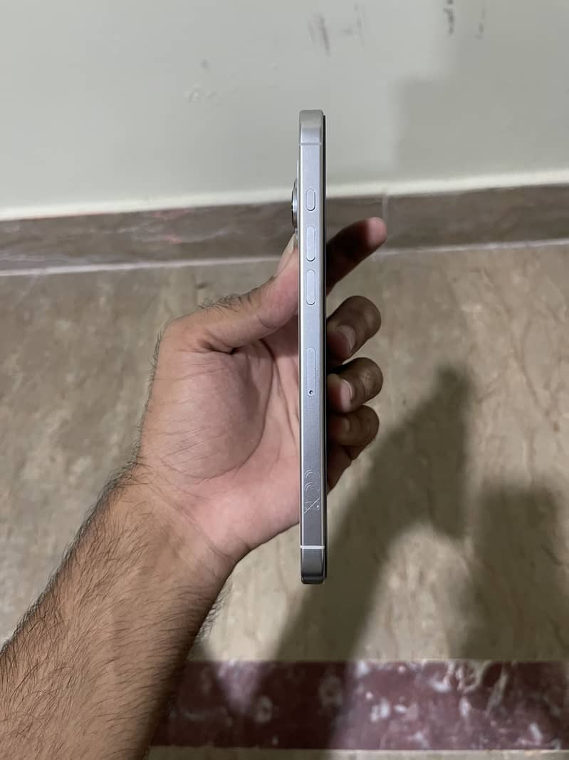 Apple iPhone 16 Pro Max 4