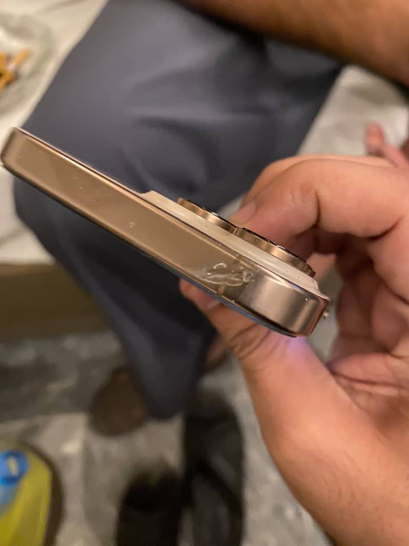 Apple iPhone 16 Pro Max 4