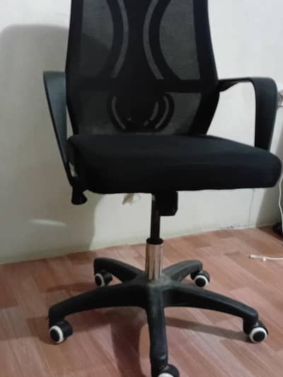 new chair 1 month pahla he buy kari hai all ok