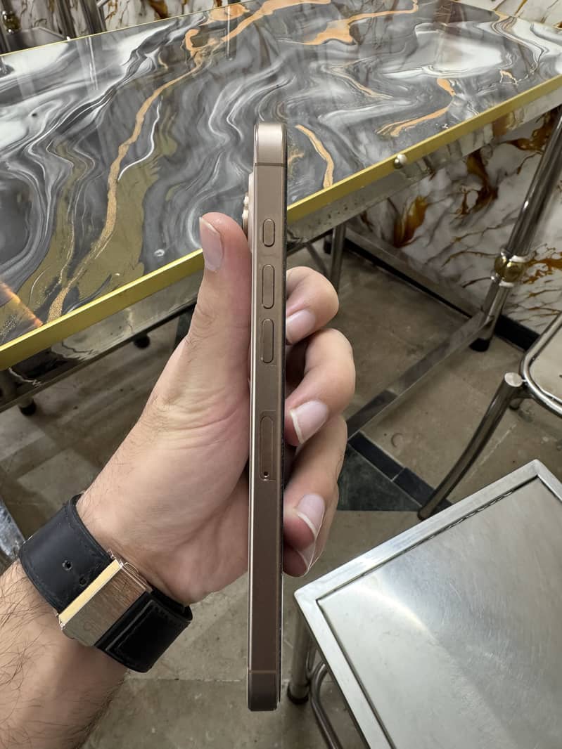 Apple iPhone 16 Pro Max 2