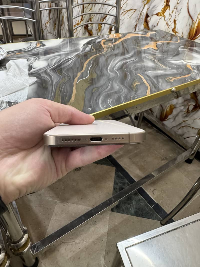Apple iPhone 16 Pro Max 4