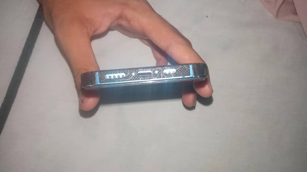 Apple iPhone 13 0