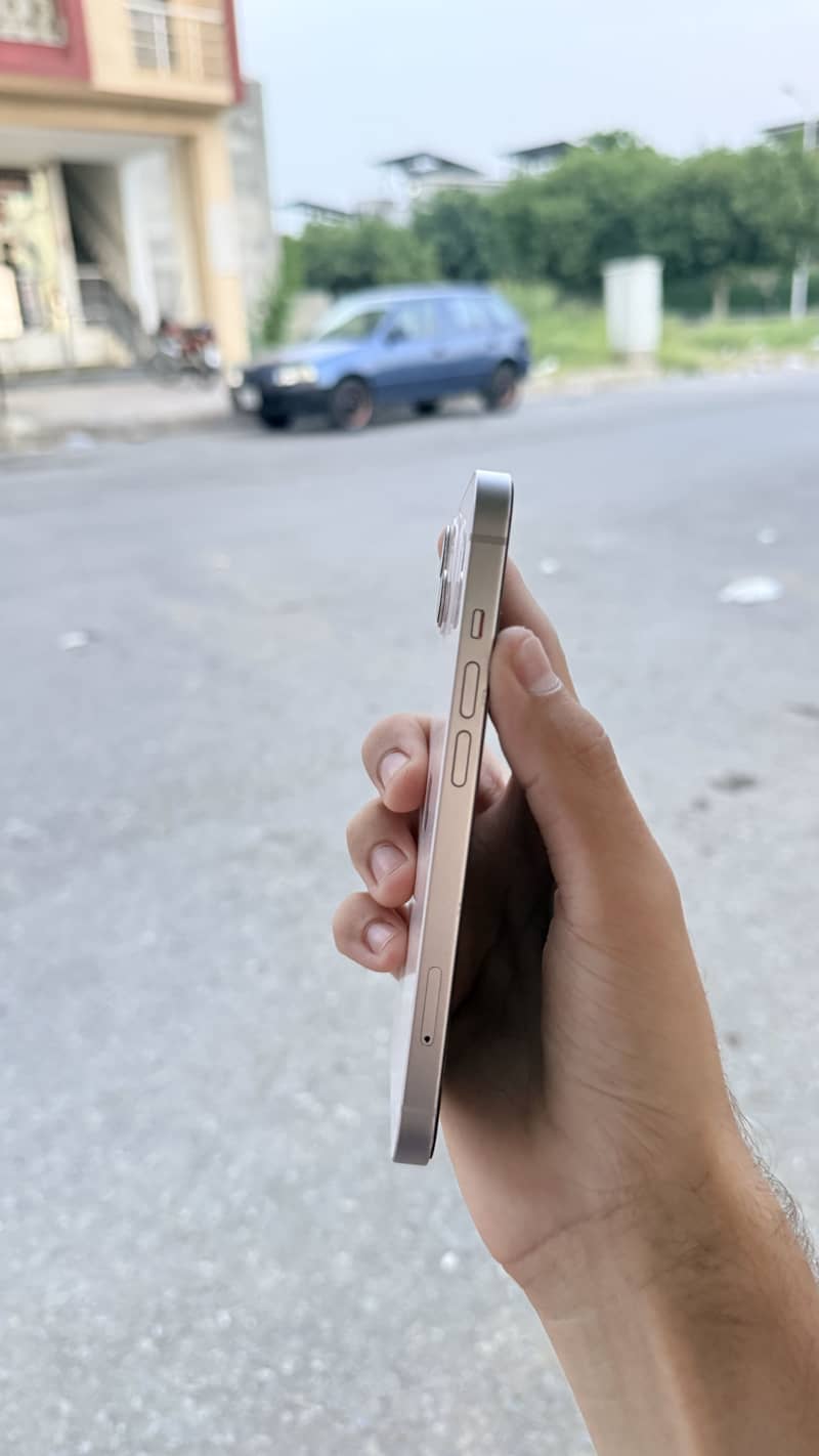 Apple iPhone 13 4