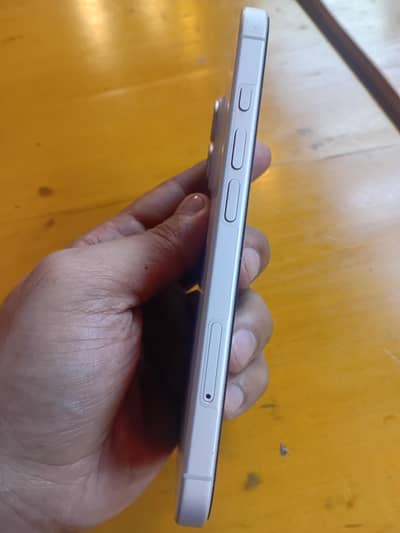 Apple iPhone 16