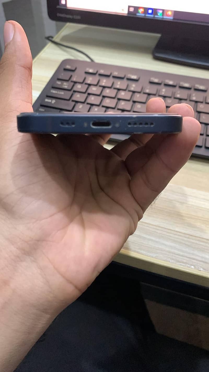 Apple iPhone 12 4
