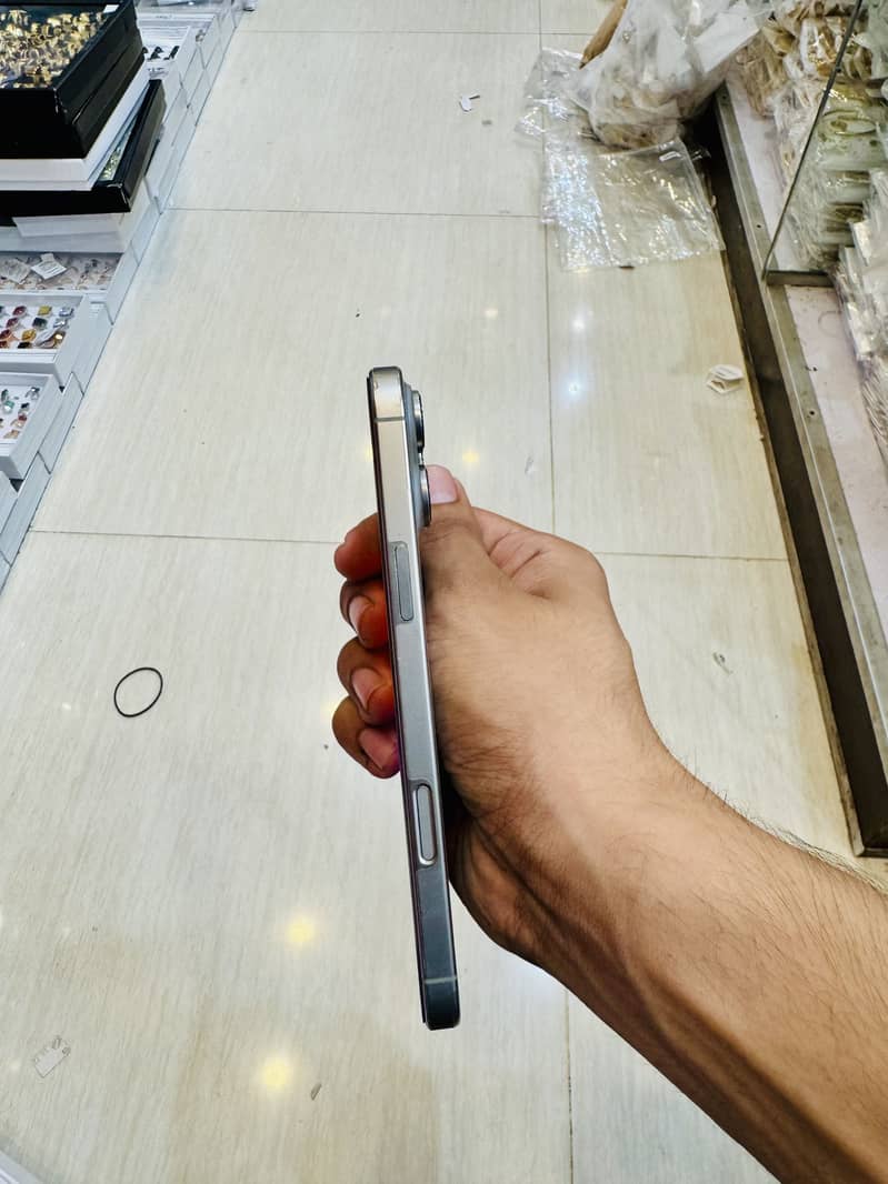 Apple iPhone 16 Pro Max 0