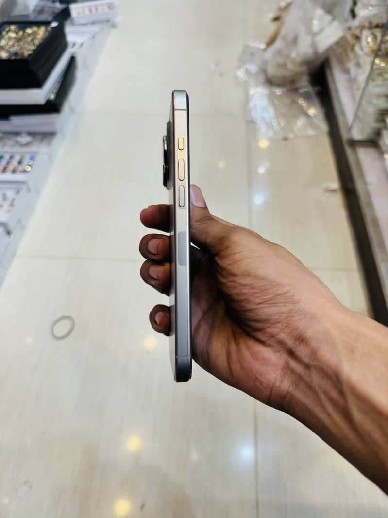 Apple iPhone 16 Pro Max 1