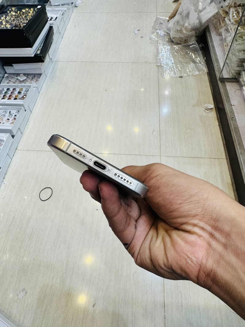 Apple iPhone 16 Pro Max 3