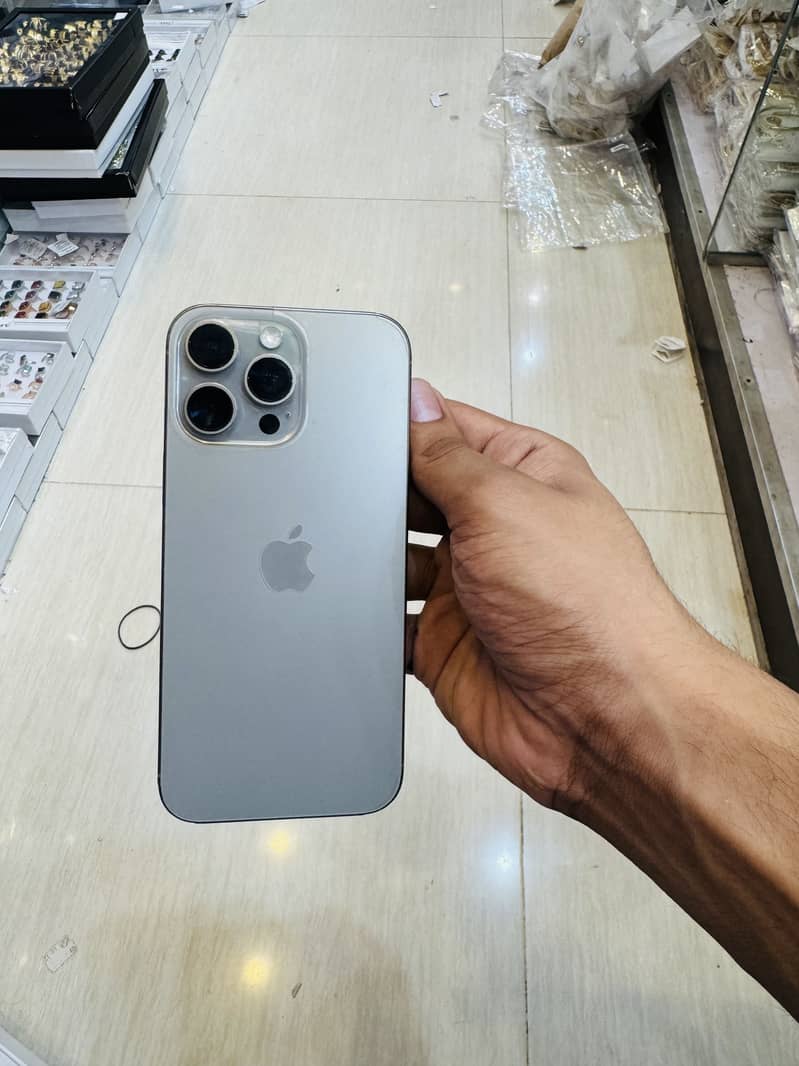 Apple iPhone 16 Pro Max 4