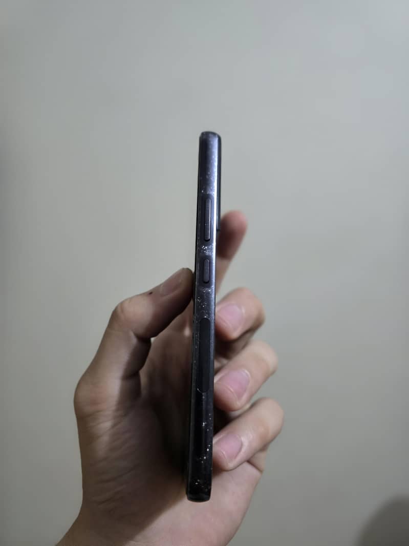 Sharp Aquos R2 4