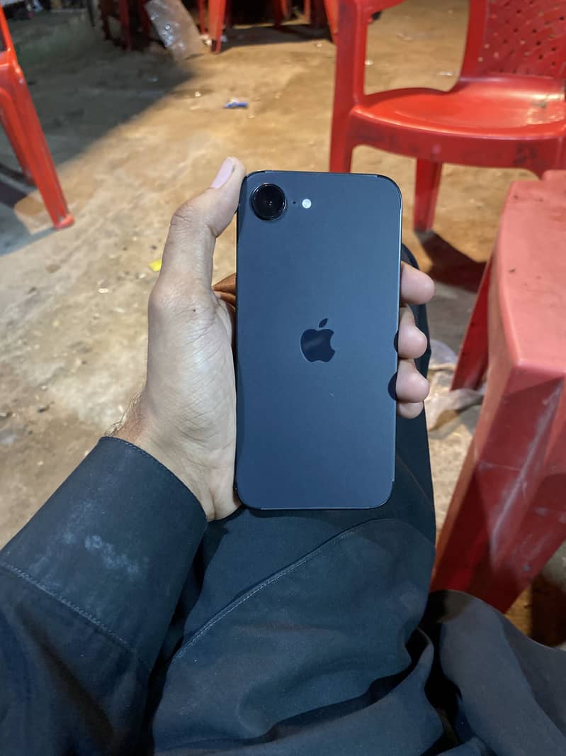 Apple iPhone 16e 0