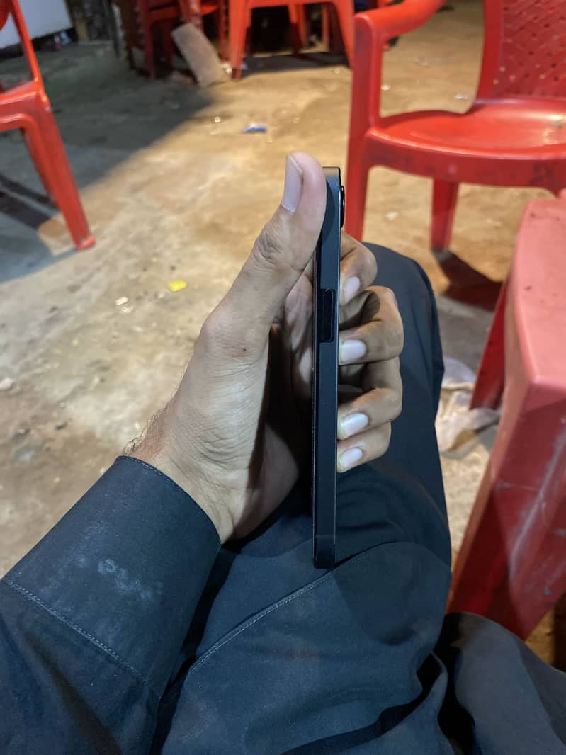 Apple iPhone 16e 1