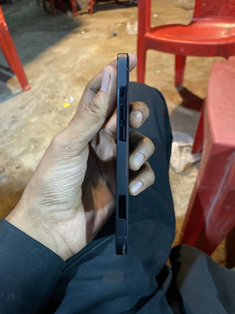 Apple iPhone 16e 2