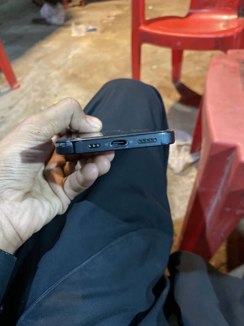Apple iPhone 16e 3