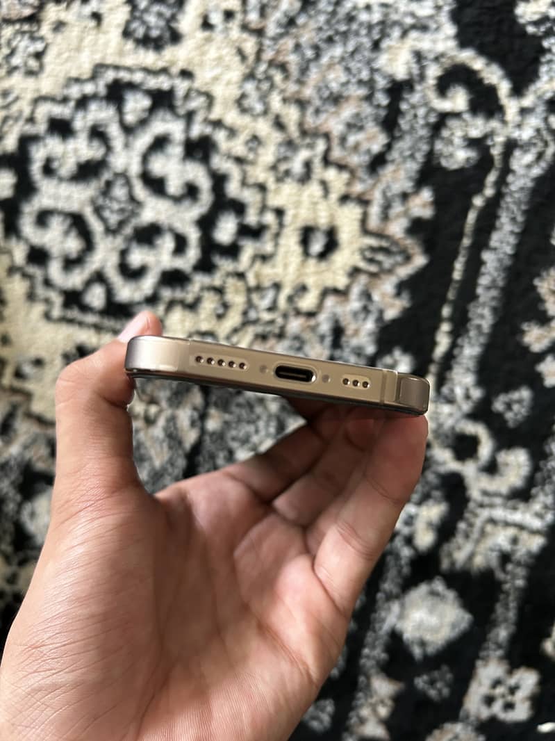 Apple iPhone 16 Pro 3
