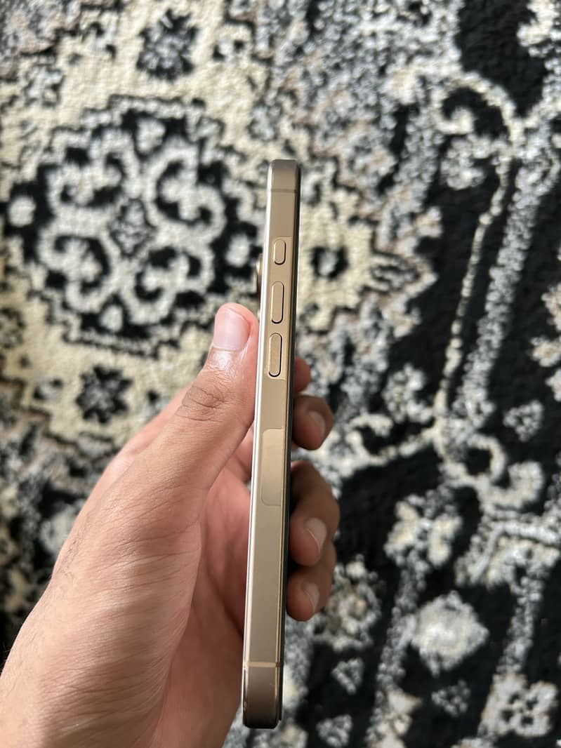 Apple iPhone 16 Pro 4
