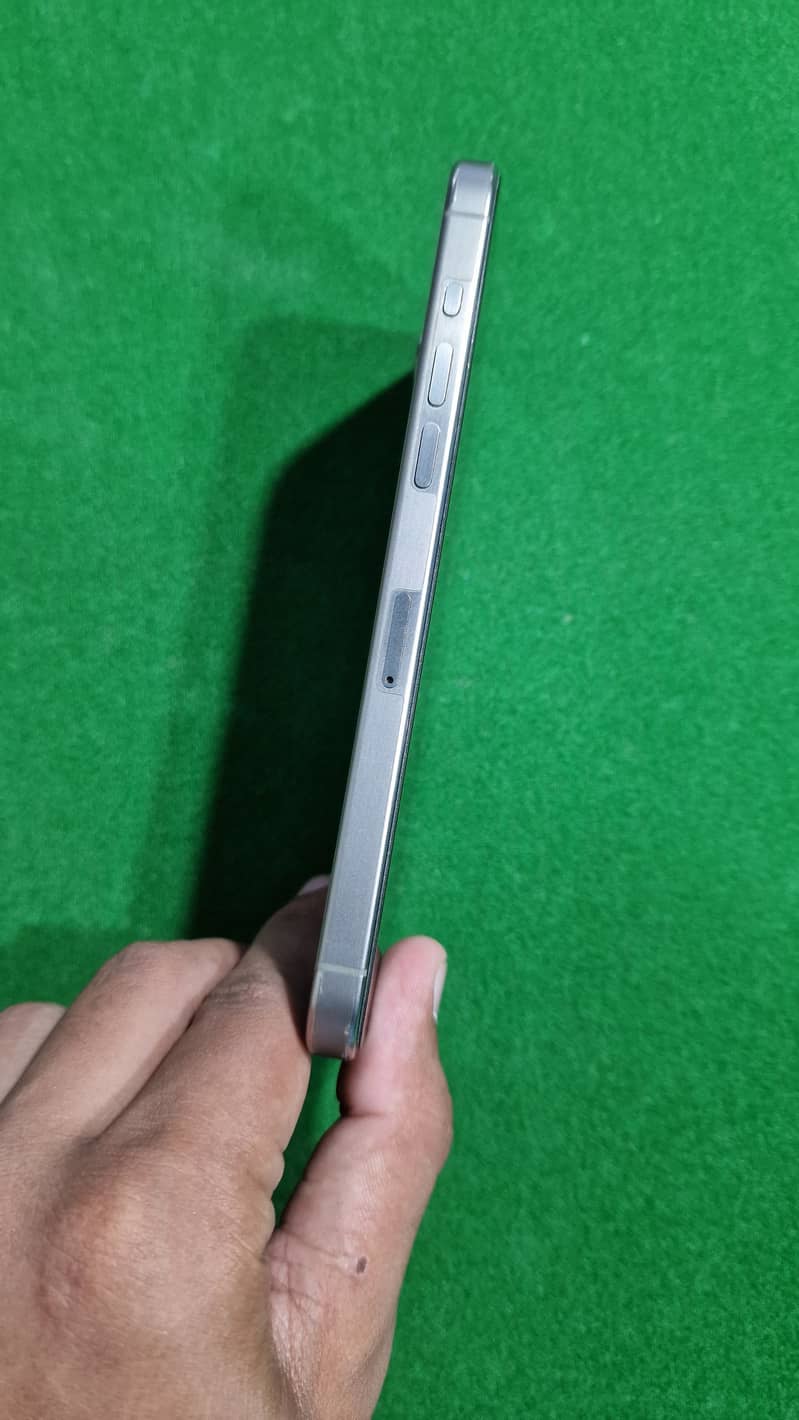 Apple iPhone 15 Pro Max 4