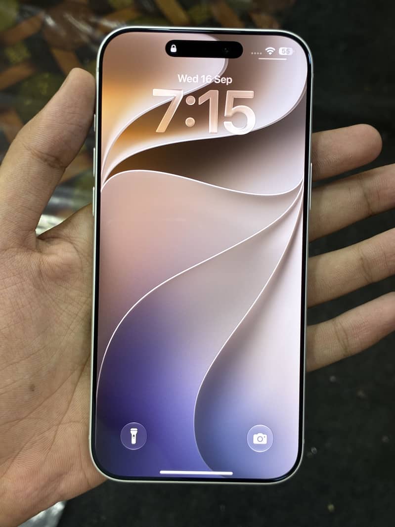 Apple iPhone 17 Pro Max 4
