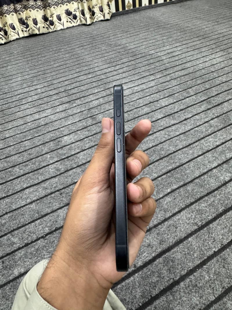 Apple iPhone 16 3