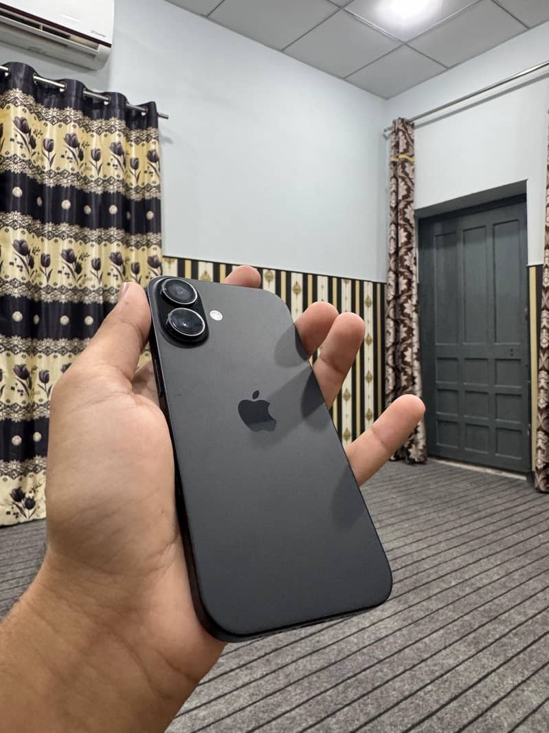 Apple iPhone 16 10