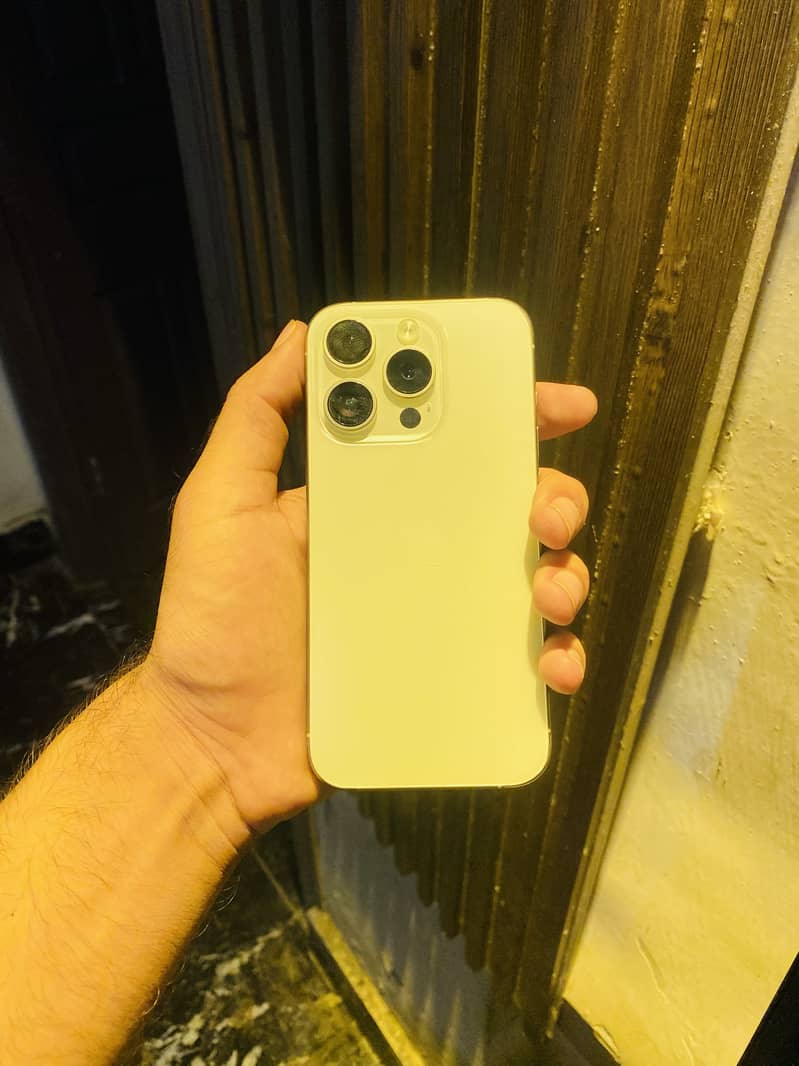 Apple iPhone 15 Pro 0