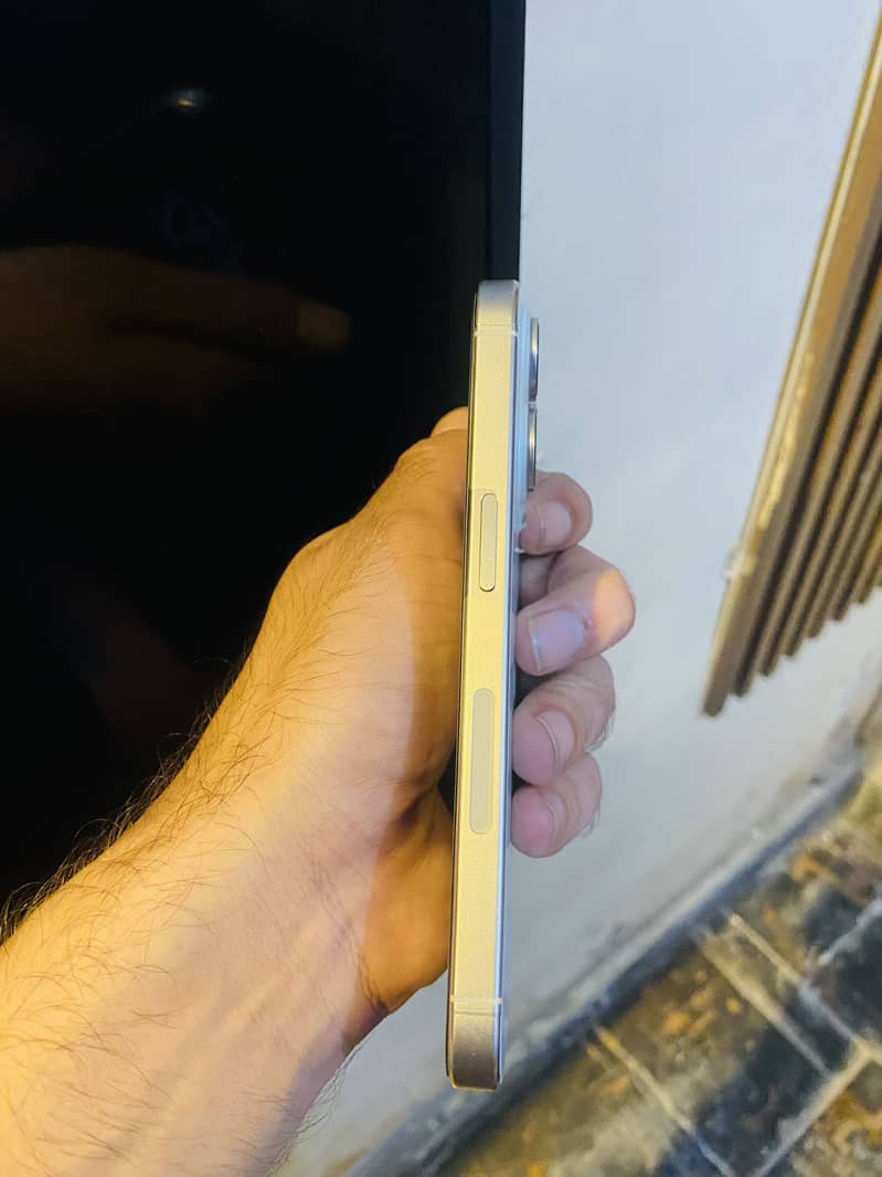 Apple iPhone 15 Pro 4