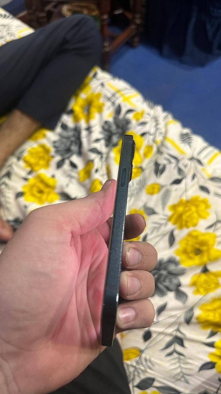 Apple iPhone 13 5