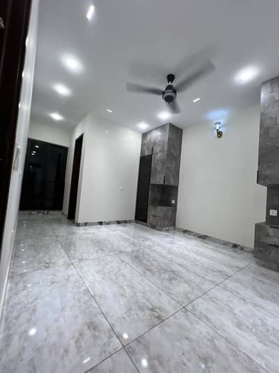 7 MARLA DESIGNER HOUSE FOR RENT IN LAKE CITY