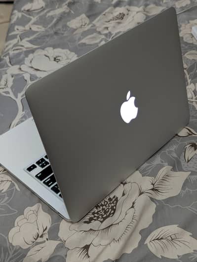 MacBook pro 2015 8/256 i5 With Charger