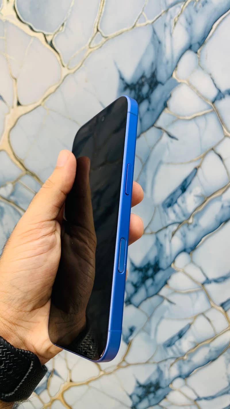 Apple iPhone 16 4