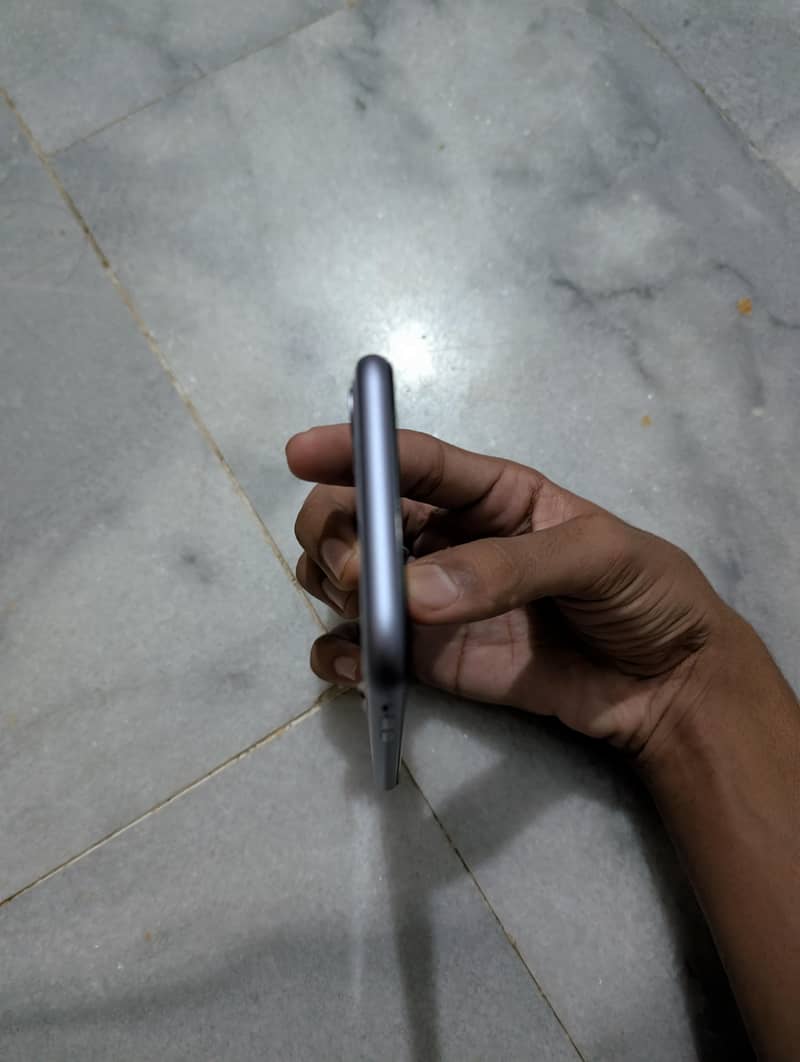 Apple iPhone 11 4