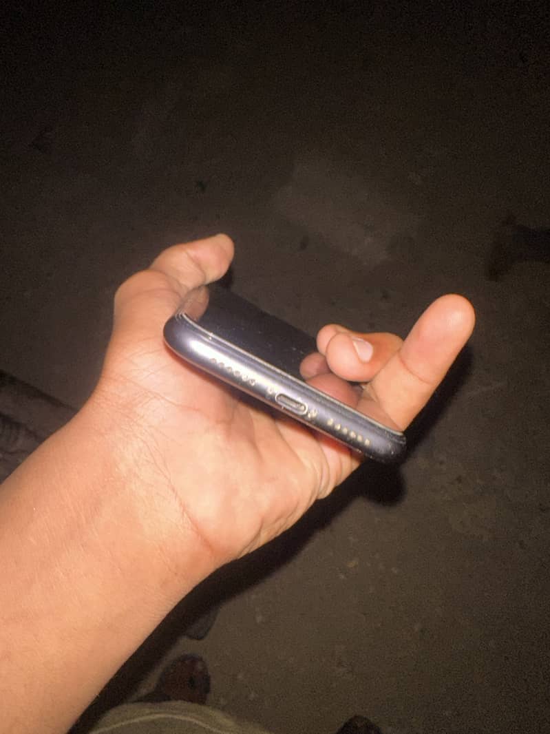 Apple iPhone 11 4