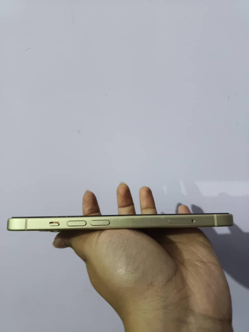 Apple iPhone 15 9