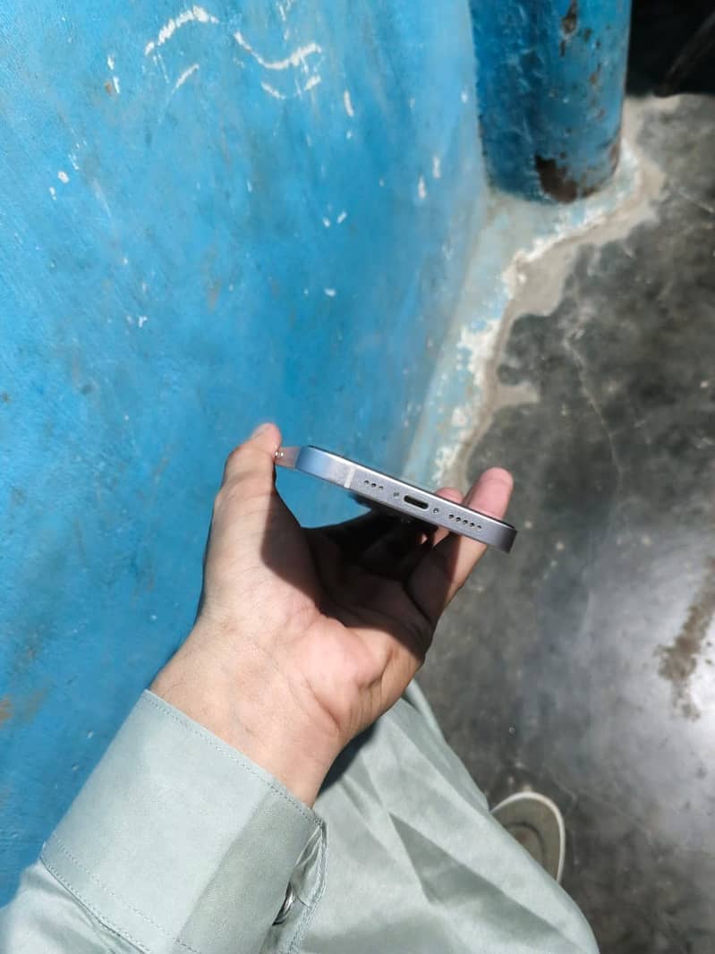 Apple iPhone 13 2