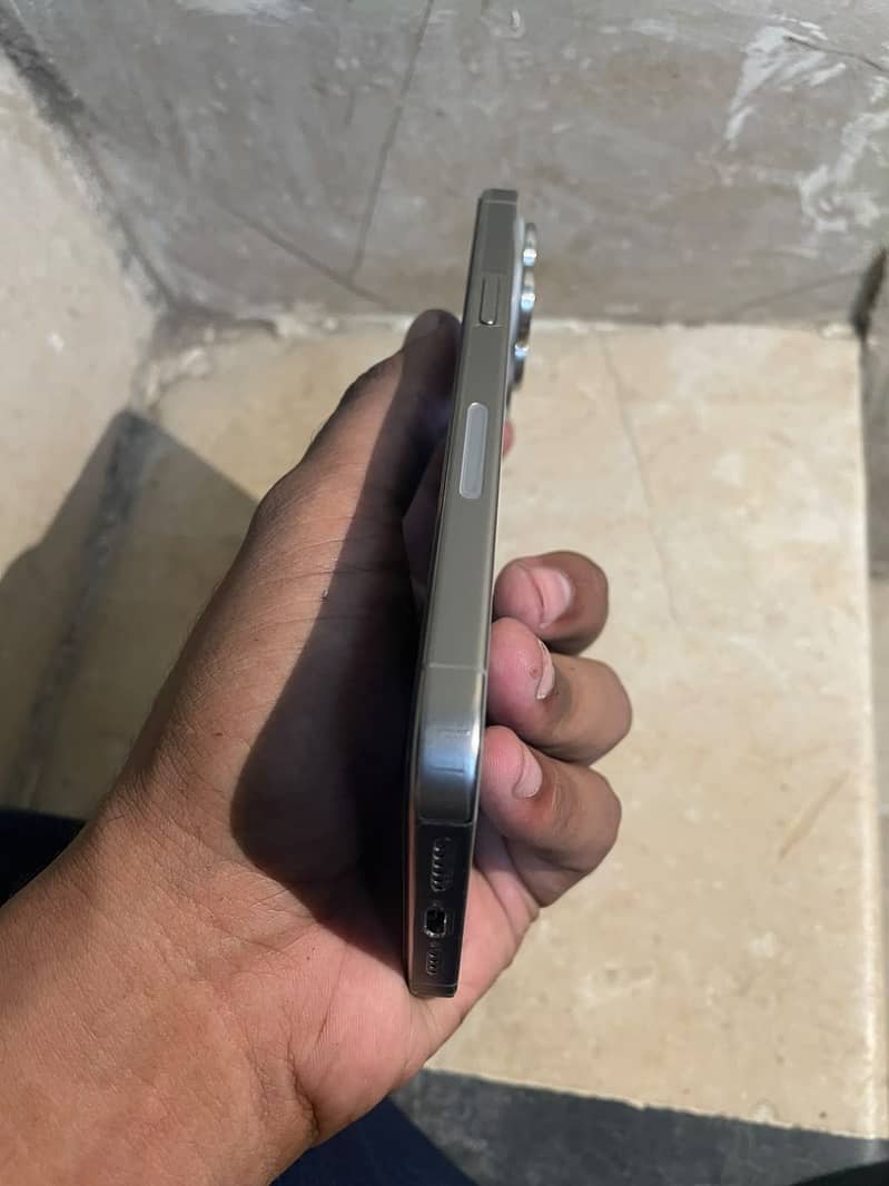 Apple iPhone 15 Pro Max 3