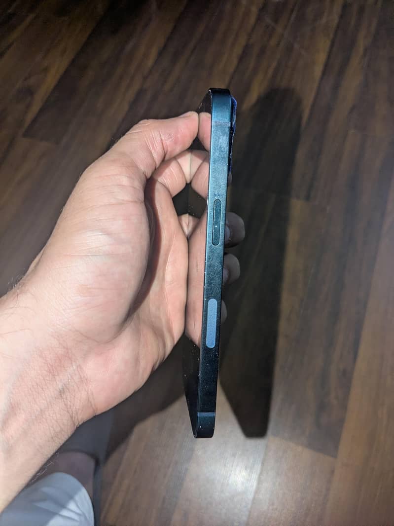 Apple iPhone 13 2