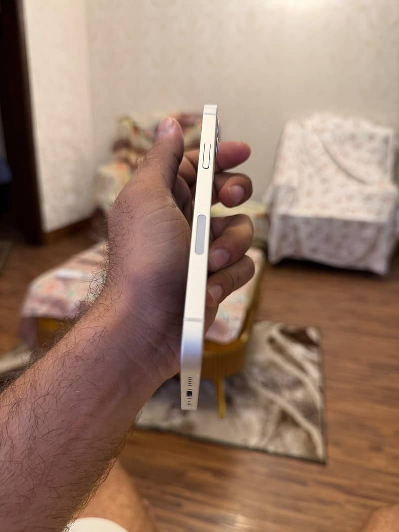 Apple iPhone 12 4