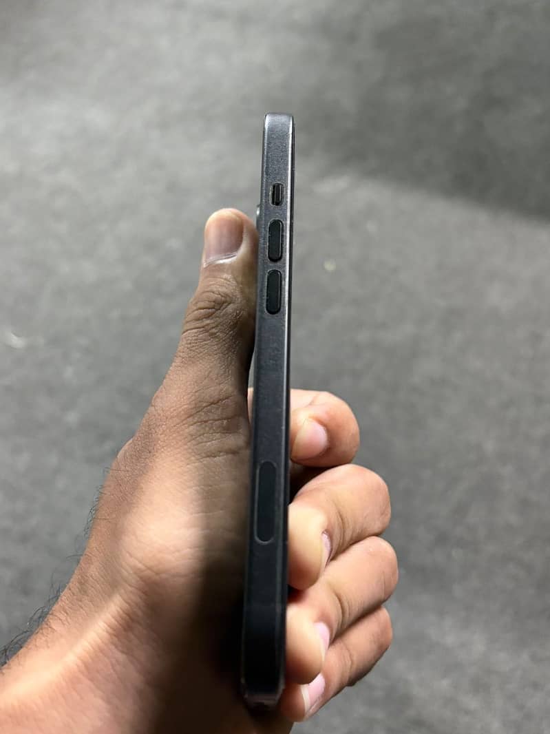 iPhone 15 4