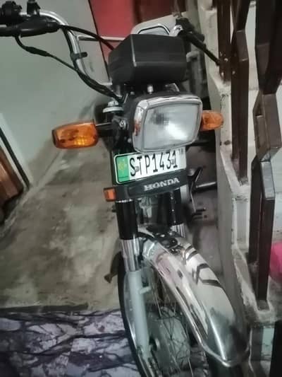 urgent for sale bike no problem no engine fild 03215908105
