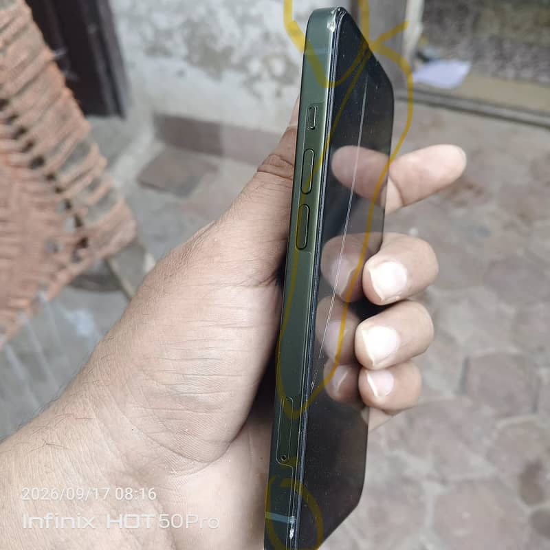 Apple iPhone 13 5