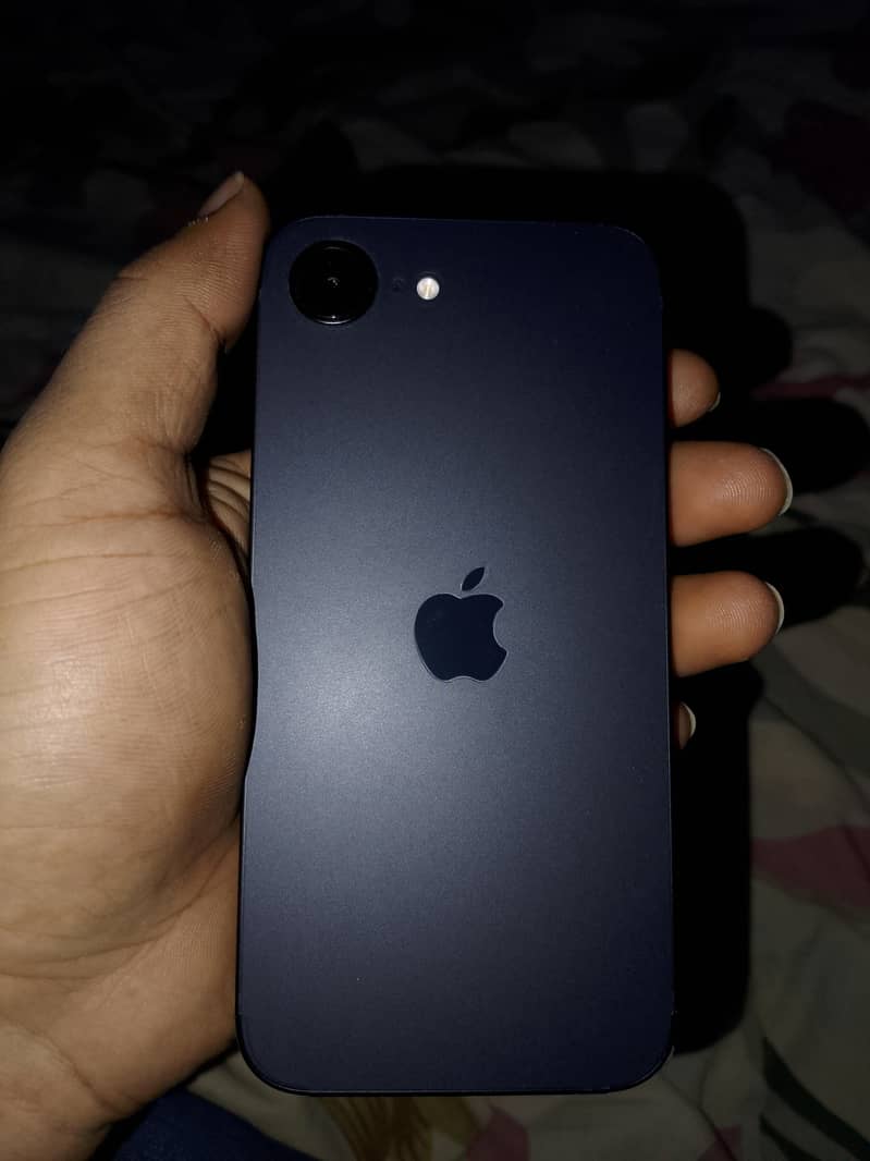 Apple iPhone 16e 1