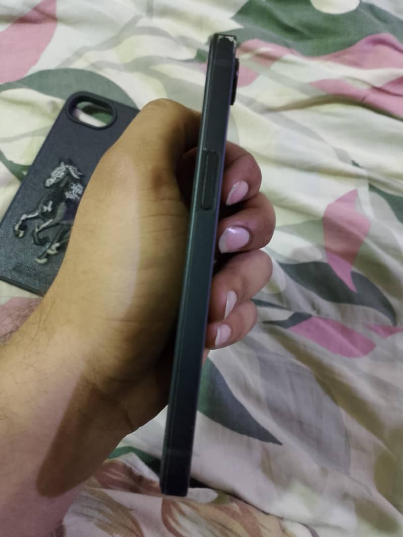 Apple iPhone 16e 2