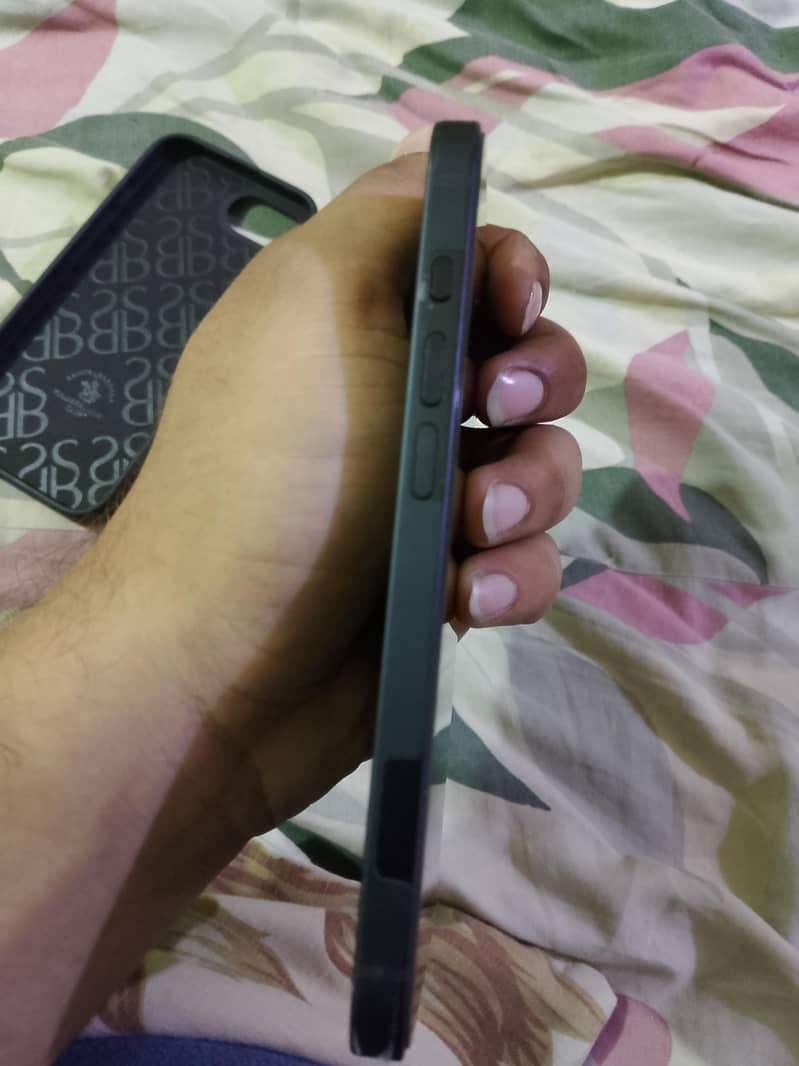 Apple iPhone 16e 3