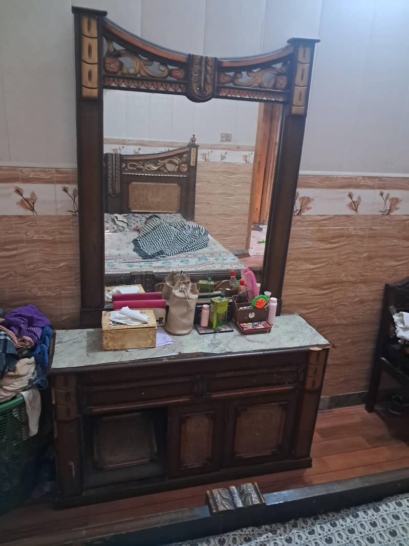 double bed and dressingbtable 3