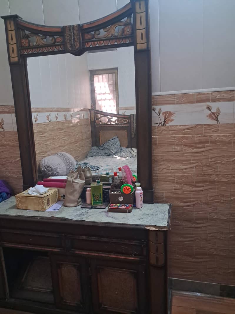double bed and dressingbtable 4