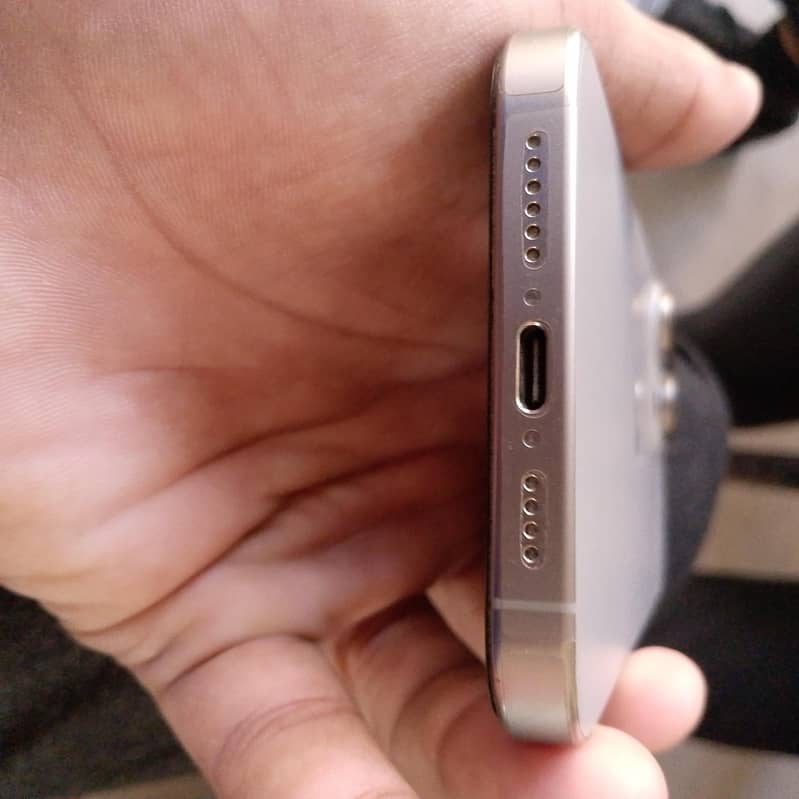 Apple iPhone 15 Pro Max 4
