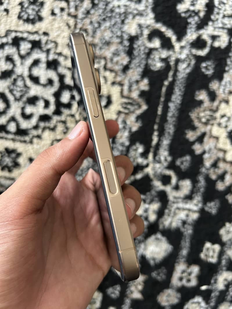 Apple iPhone 16 Pro 2